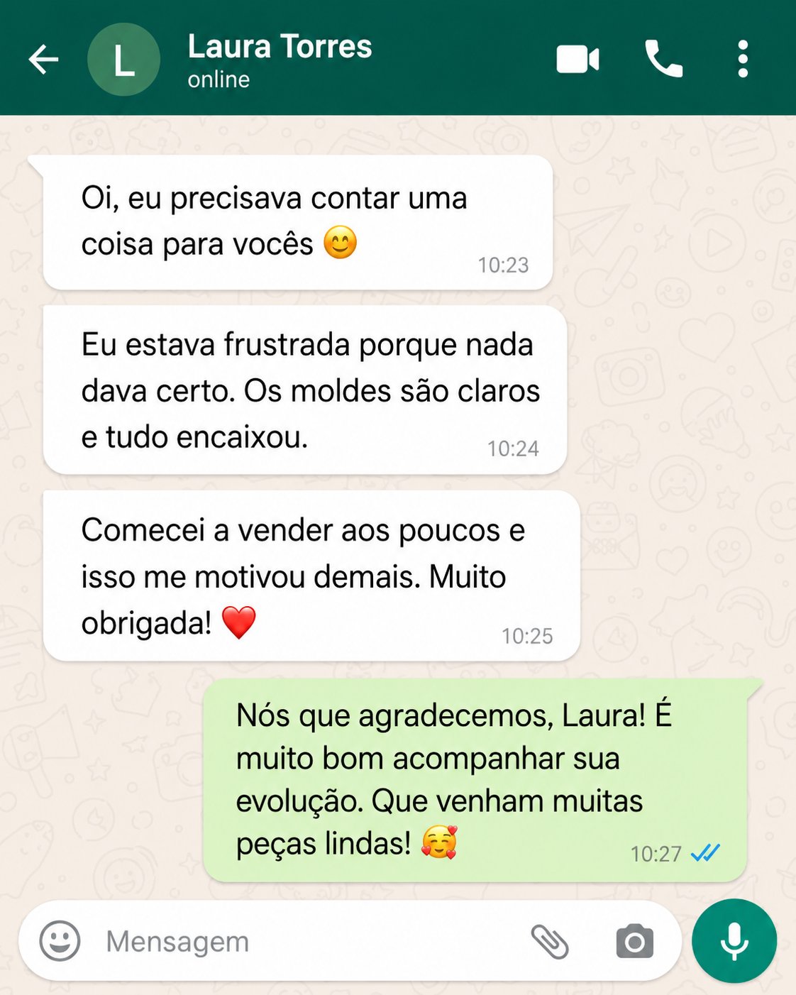 Depoimento de cliente satisfeita com os moldes